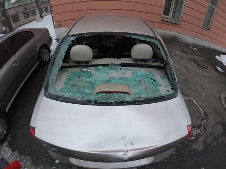 В Киеве под судом человек крушил топором элитные авто: эксклюзивные фото и видео