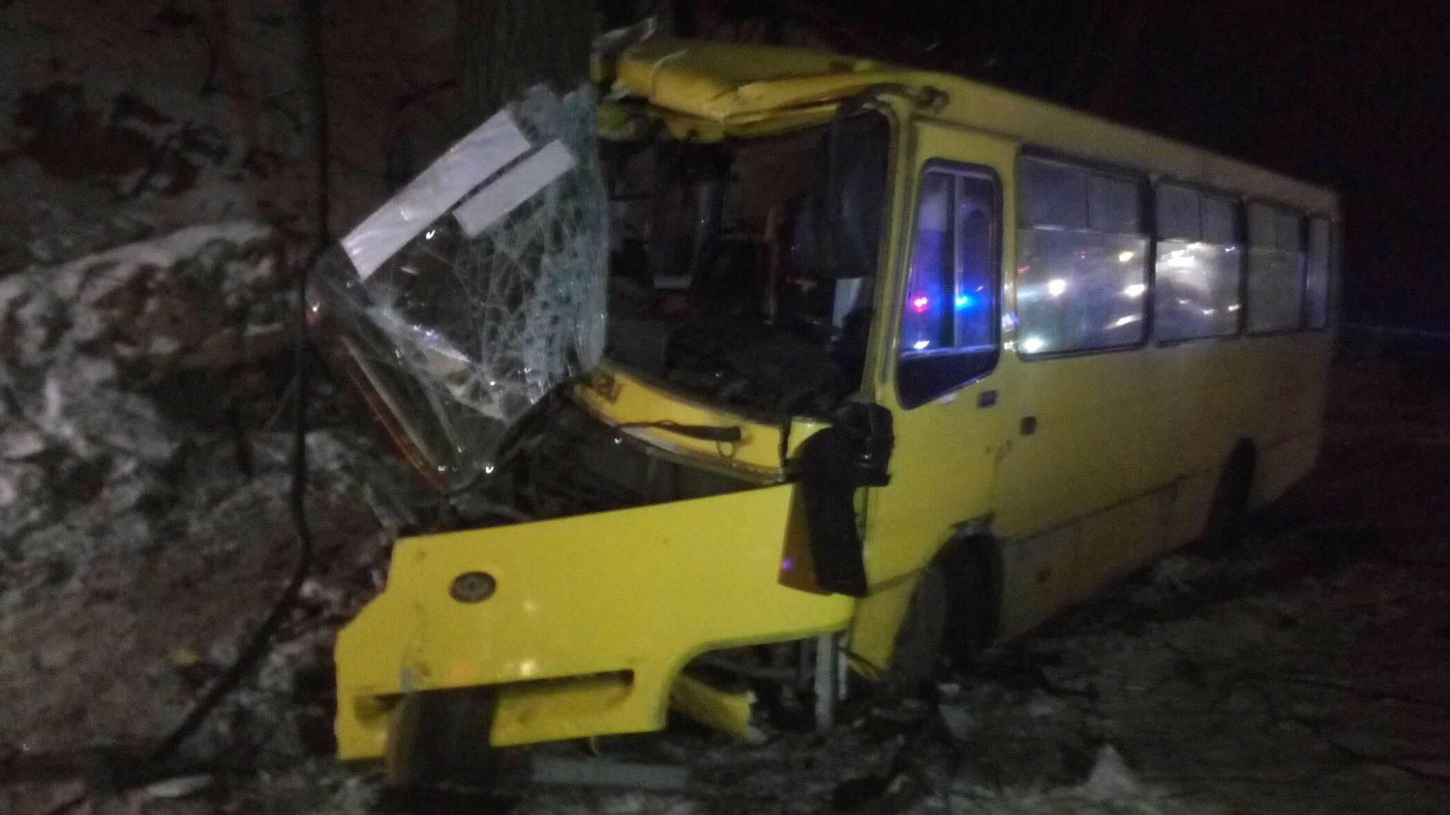 Жахлива аварія у Києві: внаслідок зіткнення маршруток тяжко травмовано двох осіб