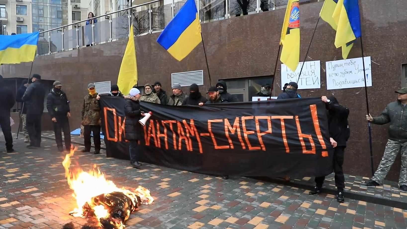 Память о погибших воинах на Донбассе: в Одессе провели пикет под российским консульством