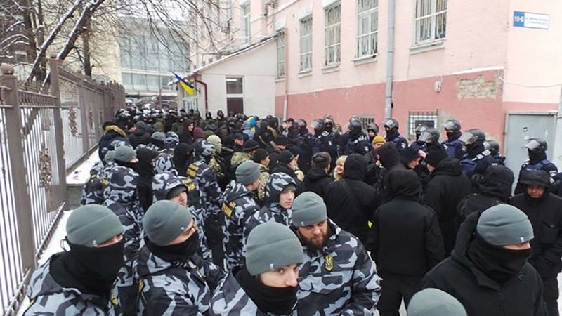Сутички під судом у справі Труханова: скільки зброї активісти принесли на мітинг