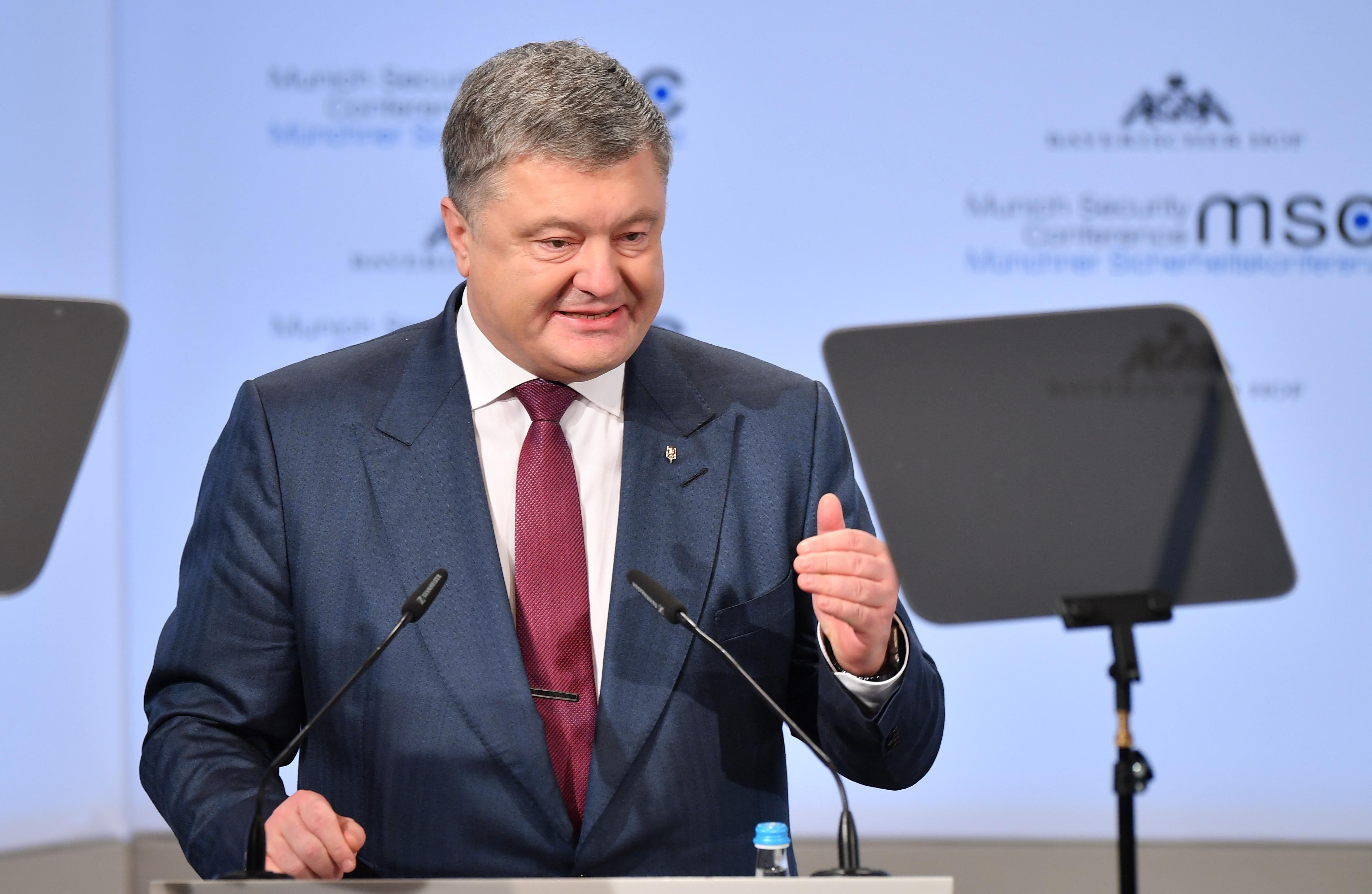 Порошенко призвал не признавать выборы президента России в Крыму