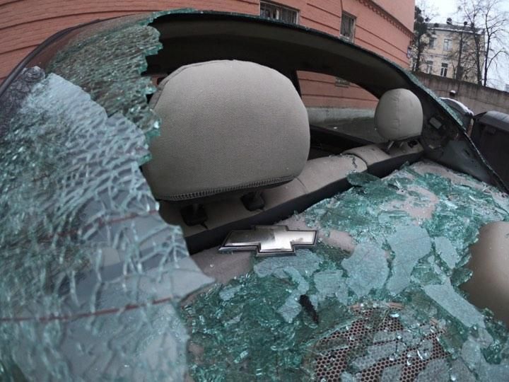 Стала известна дальнейшая судьба мужчины, который топором крушил авто под судом в Киеве