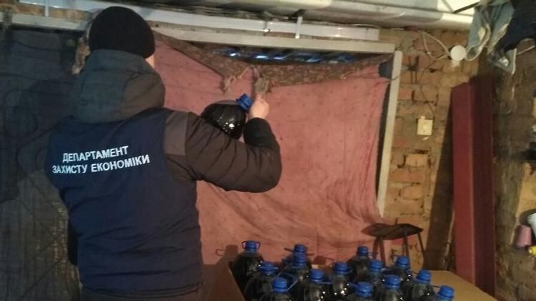 Правоохоронці вилучили майже 12 тисяч літрів сурогатного алкоголю Правоохоронці вилучили майже 12 тисяч літрів сурогатного алкоголю