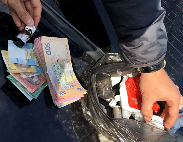 У Києві правопорушники виробляли фальсифікований алкоголь У Києві правопорушники виробляли фальсифікований алкоголь