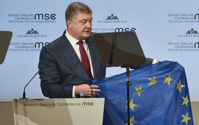 У Росії відзначалися їдким коментарем про демонстрацію Порошенком прапора з Авдіївки У Росії відзначалися їдким коментарем про демонстрацію Порошенком прапора з Авдіївки