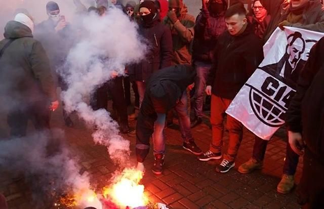 У Києві спалили російський прапор під офісом Росспівробітництва: фото та відео