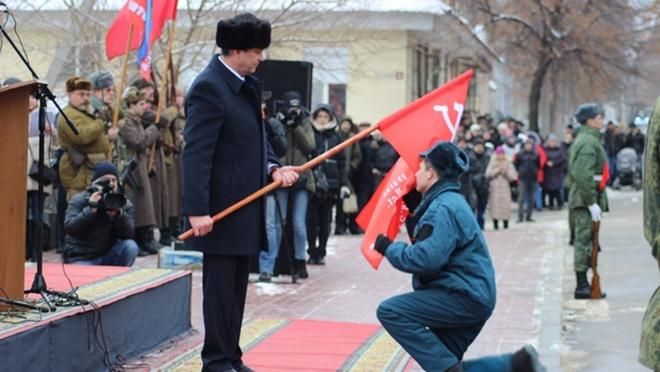 "Шапки Януковича" и социалистический флаг: как в "ЛНР" отмечали годовщину освобождения города