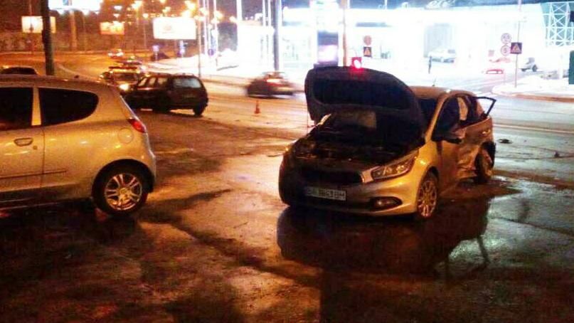 Девушка-пассажир серьезно пострадала в результате страшного ДТП в Киеве