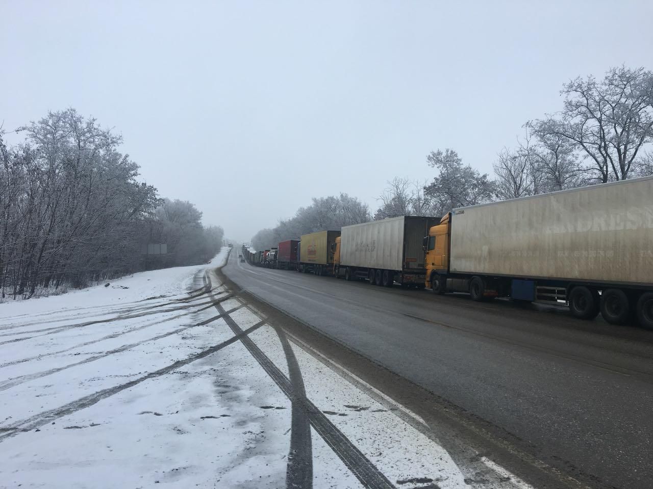 На кордоні близько 100 вантажівок не можуть потрапити на територію Росії