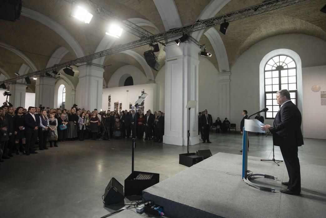 Порошенко подписал закон о досрочных пенсиях родным погибших участников Революции Достоинства Порошенко подписал закон о досрочных пенсиях родным погибших участников Революции Достоинства