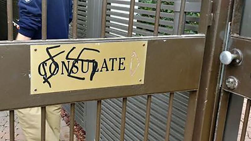 "Вбивці" та свастика: невідомі атакували посольство Польщі у Ізраїлі "Вбивці" та свастика: невідомі атакували посольство Польщі у Ізраїлі