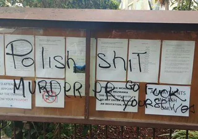 Свастика, Польща, Ізраїль, посольство, напад Свастика, Польща, Ізраїль, посольство, напад