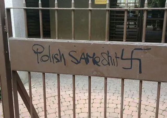 Свастика, Польща, Ізраїль, посольство, напад Свастика, Польща, Ізраїль, посольство, напад