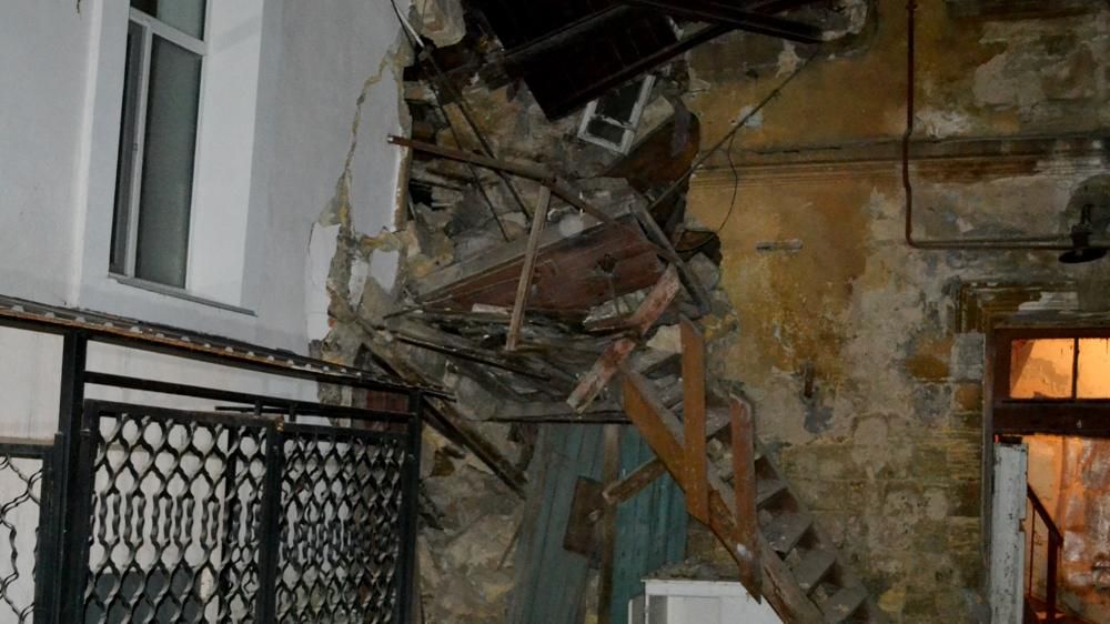 В Одессе обрушилась часть жилого дома с людьми: фото с места происшествия