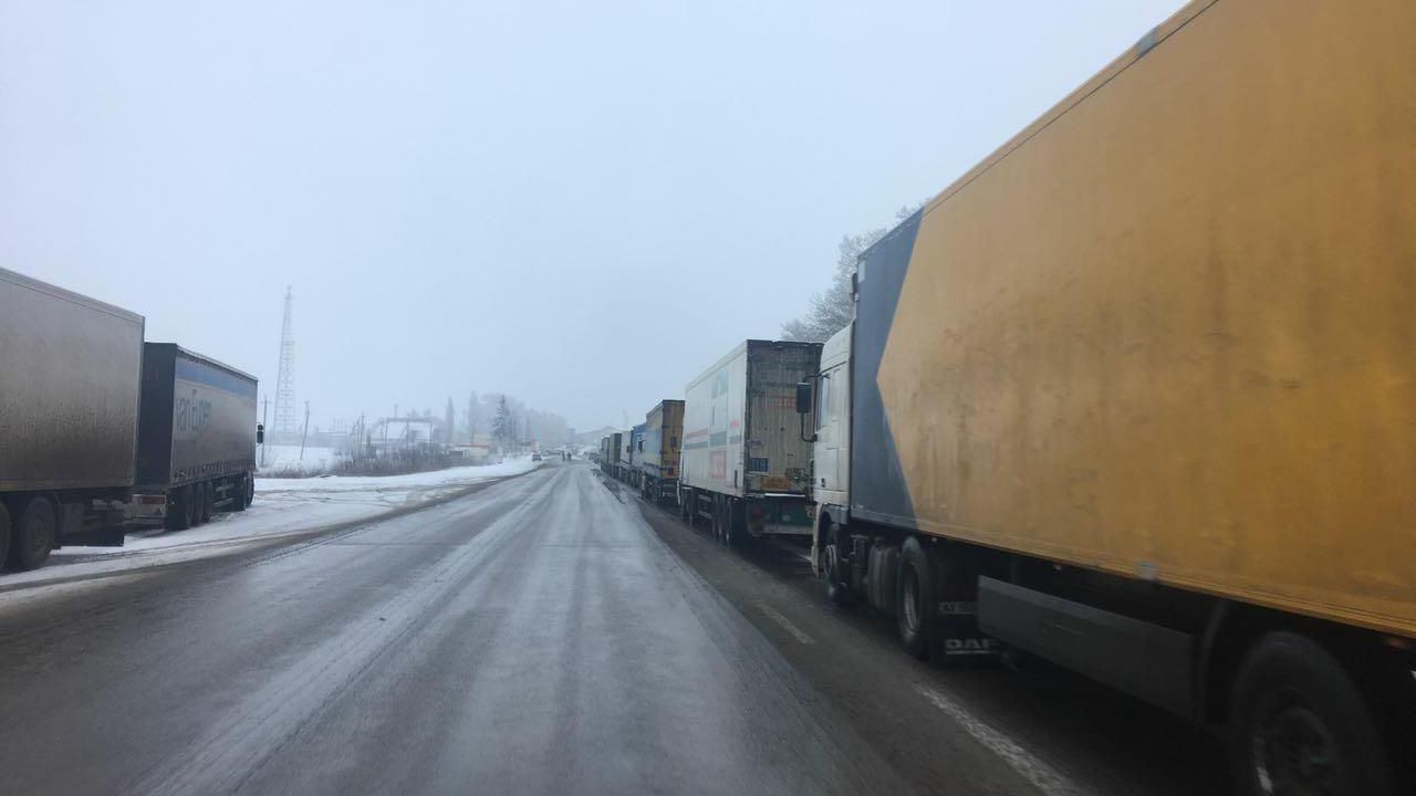 Росія третій день не пропускає вантажівки через кордон на Харківщині