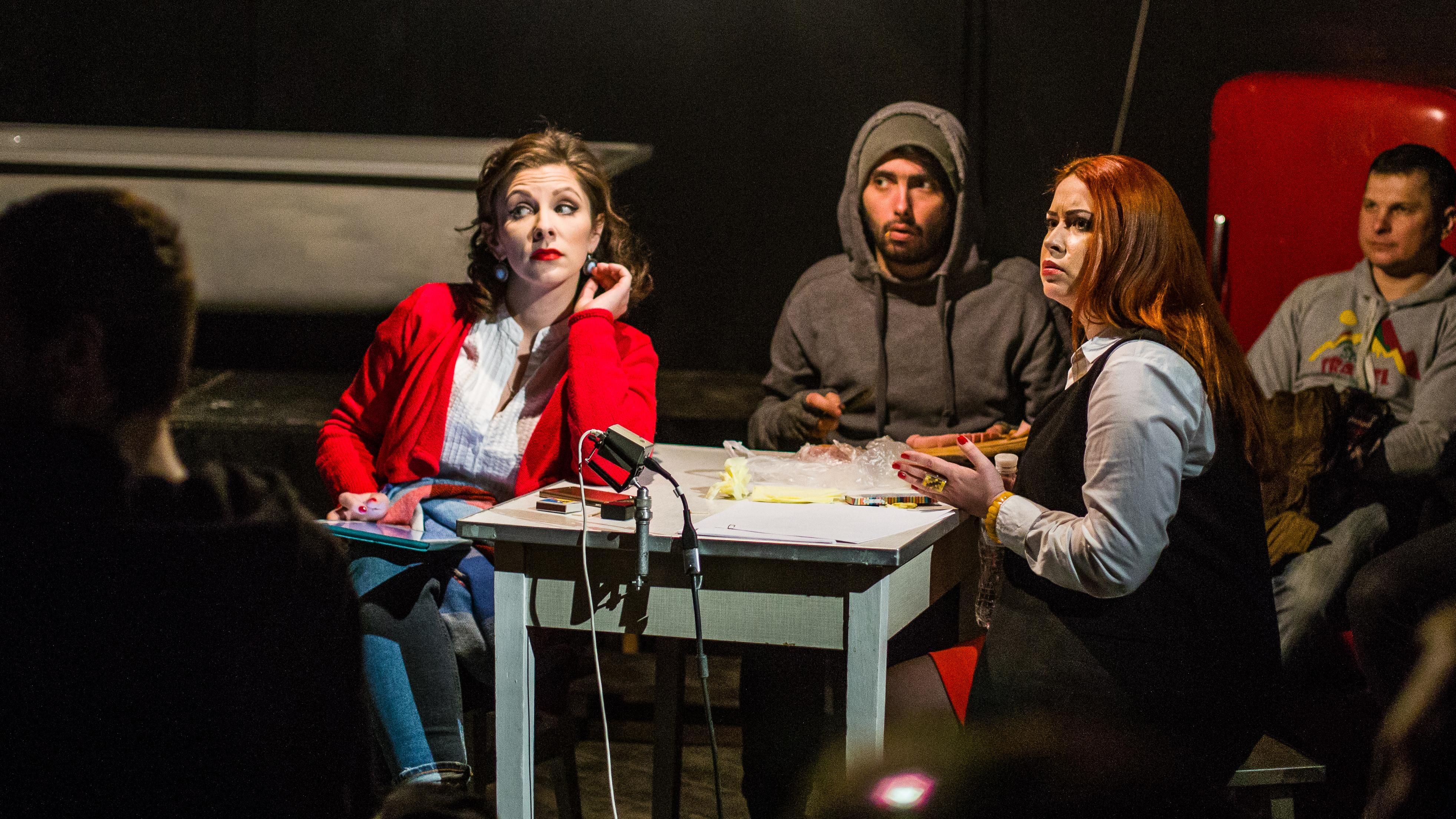 Епатажна вистава "Водка. Є. Телевізор" зірвала аншлаг у Києві Епатажна вистава "Водка. Є. Телевізор" зірвала аншлаг у Києві