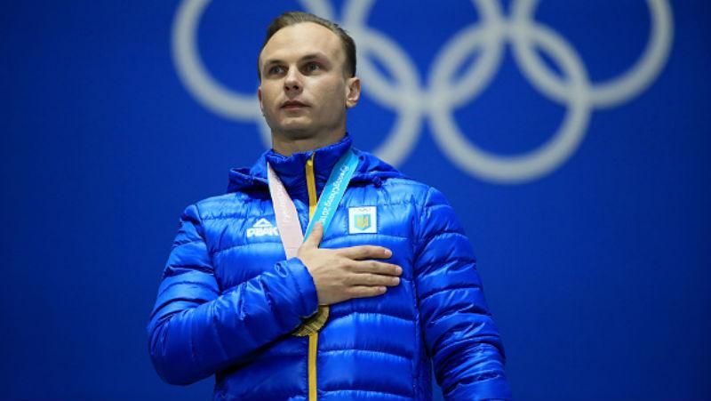 Слушал гимн с рукой на сердце: как Александру Абраменко вручали золотую медаль – яркие фото