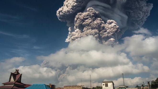 В Индонезии проснулся вулкан: невероятные фото и видео