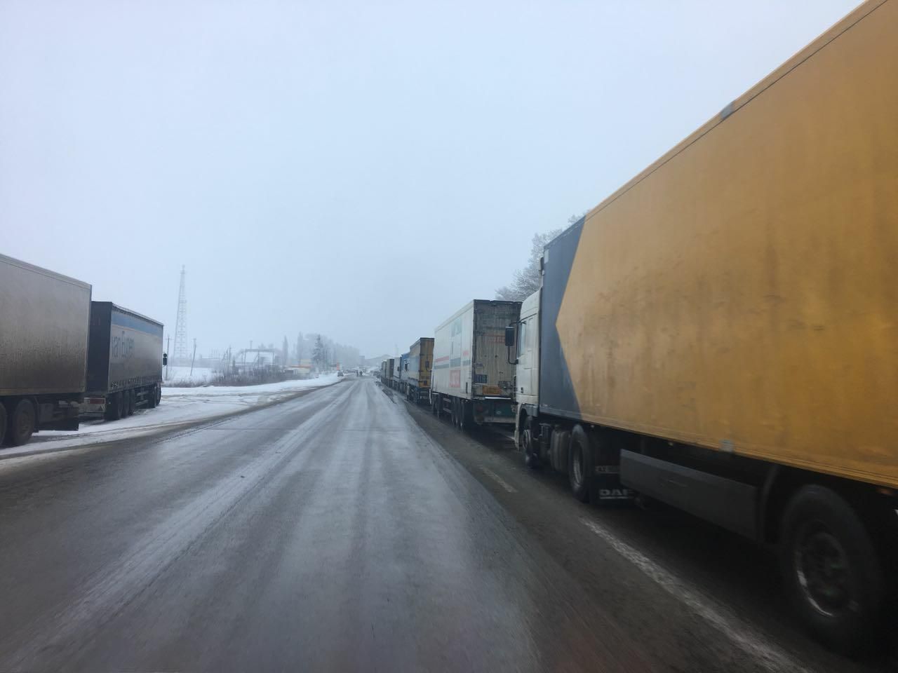 Росія відновила пропуск вантажівок на кордоні 