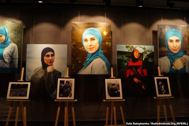 Фото и личные вещи Амины Окуевой стали экспонатами выставки в Днепре Фото и личные вещи Амины Окуевой стали экспонатами выставки в Днепре