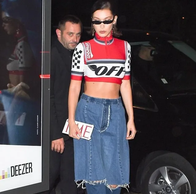 Белла Хадід в джинсах Ksenia Schnaider Белла Хадід в джинсах Ksenia Schnaider