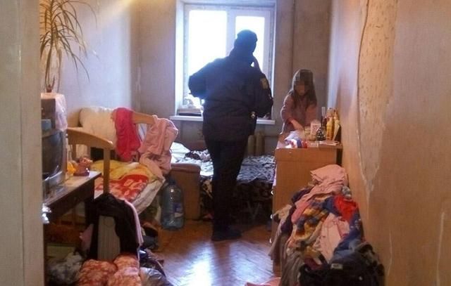 У Харкові п’яні чоловік та жінка кілька днів морили голодом власних онуків: фото