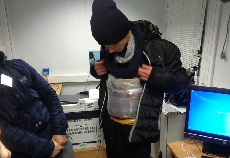 Обмотаний сиром та ковбасою чоловік спробував потрапити до Криму: фото Обмотаний сиром та ковбасою чоловік спробував потрапити до Криму: фото