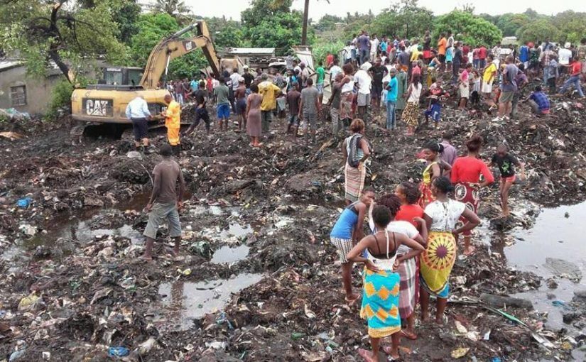 Гора мусора заживо похоронила 17 человек в Мозамбике: жуткие фото