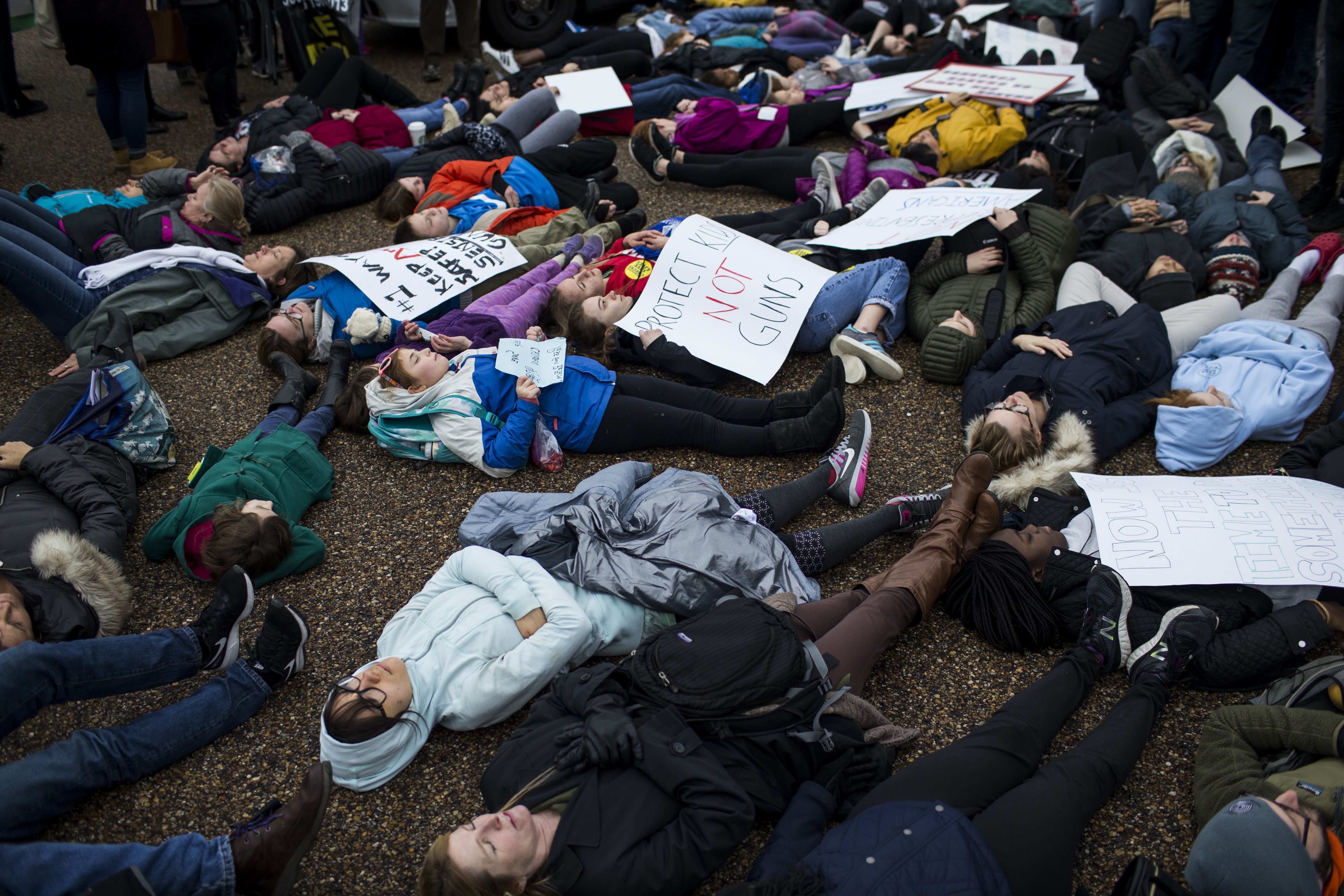 Під Білим домом влаштували "лежачий протест": промовисті кадри Під Білим домом влаштували "лежачий протест": промовисті кадри