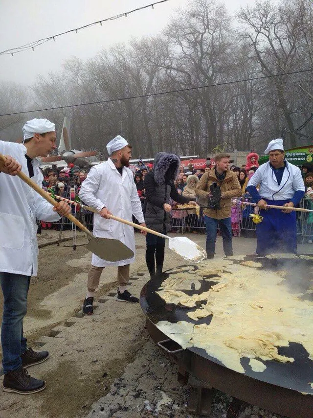 Млинці з лопати смакують жителям російського Ставрополя