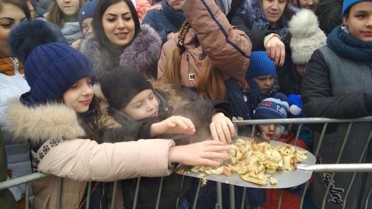 Блинами с лопаты накормили голодных россиян в Ставрополе: фото