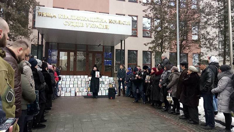 У Києві родичі Героїв Небесної Сотні провели акцію протесту: відома причина