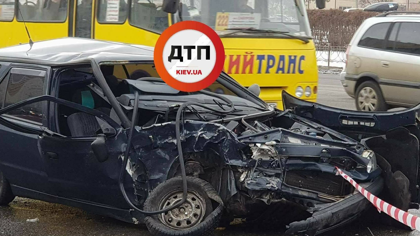 Жахлива ДТП у Києві: водія викинуло на дорогу через лобове скло