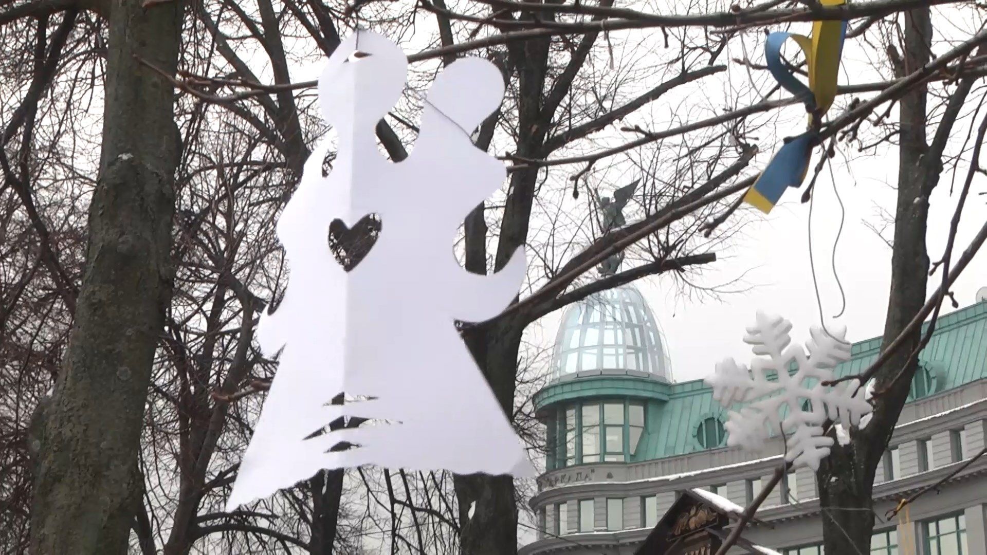 В Киеве к мемориалу Героям Небесной Сотни неравнодушные приносили ангелочков В Киеве к мемориалу Героям Небесной Сотни неравнодушные приносили ангелочков