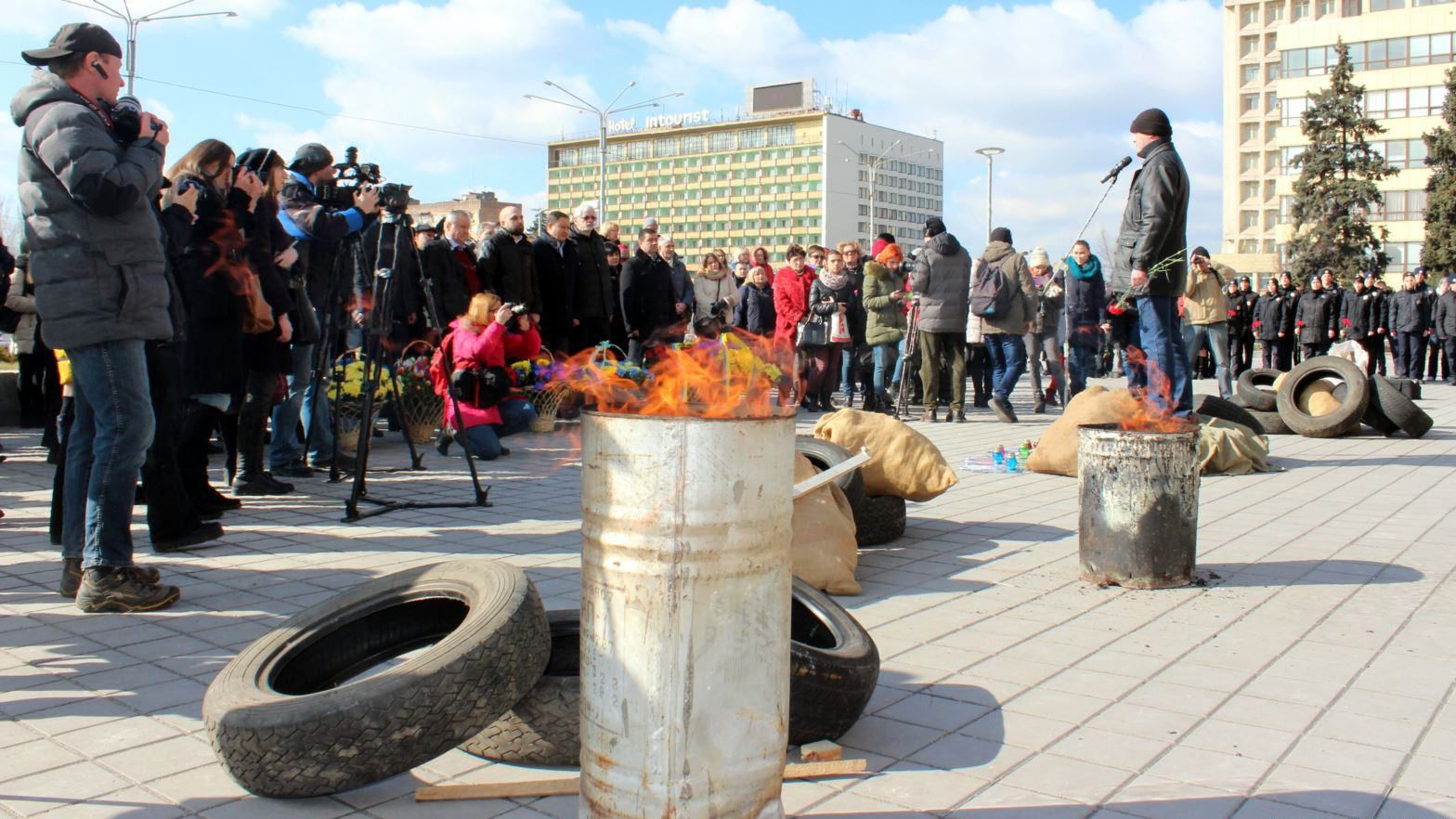 Палили шини та читали вірші: як у Запоріжжі вшановували Героїв Небесної Сотні Палили шини та читали вірші: як у Запоріжжі вшановували Героїв Небесної Сотні