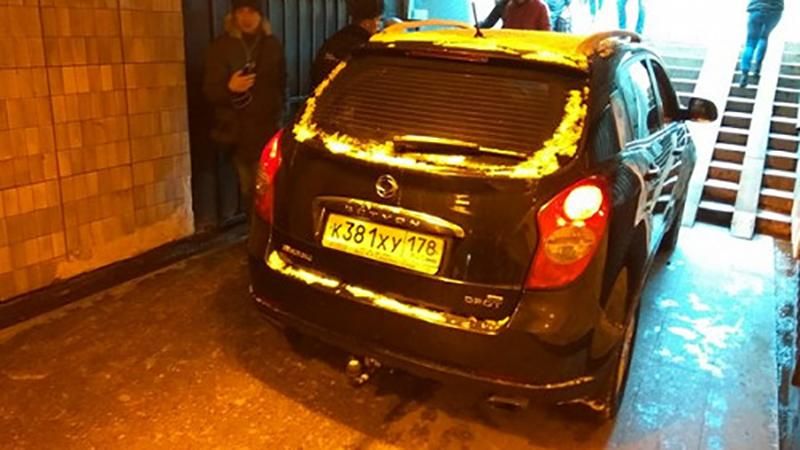 Пенсіонер машиною в'їхав у підземний перехід у Санкт-Петербурзі: фото, відео