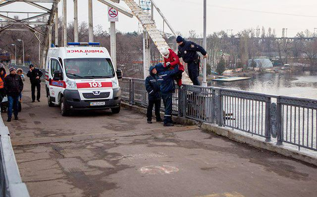 В Днепре полицейский помешал женщине совершить самоубийство: фото с места происшествия
