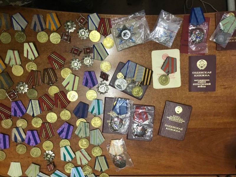 Украинец пытался вывезти в РФ десятки медалей и орденов в протезах обеих ног (фото)