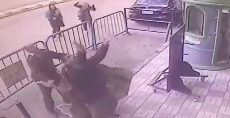 Поліцейський впіймав дитину, яка впала з третього поверху: неймовірне відео