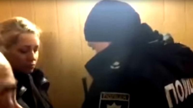 "На предмет двух сисек" – перед допросом Порошенко полиция раздевала женщин