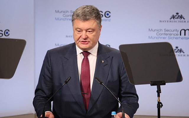 Допрос Порошенко в суде прекратили после вопроса об отдыхе на Мальдивах Допрос Порошенко в суде прекратили после вопроса об отдыхе на Мальдивах