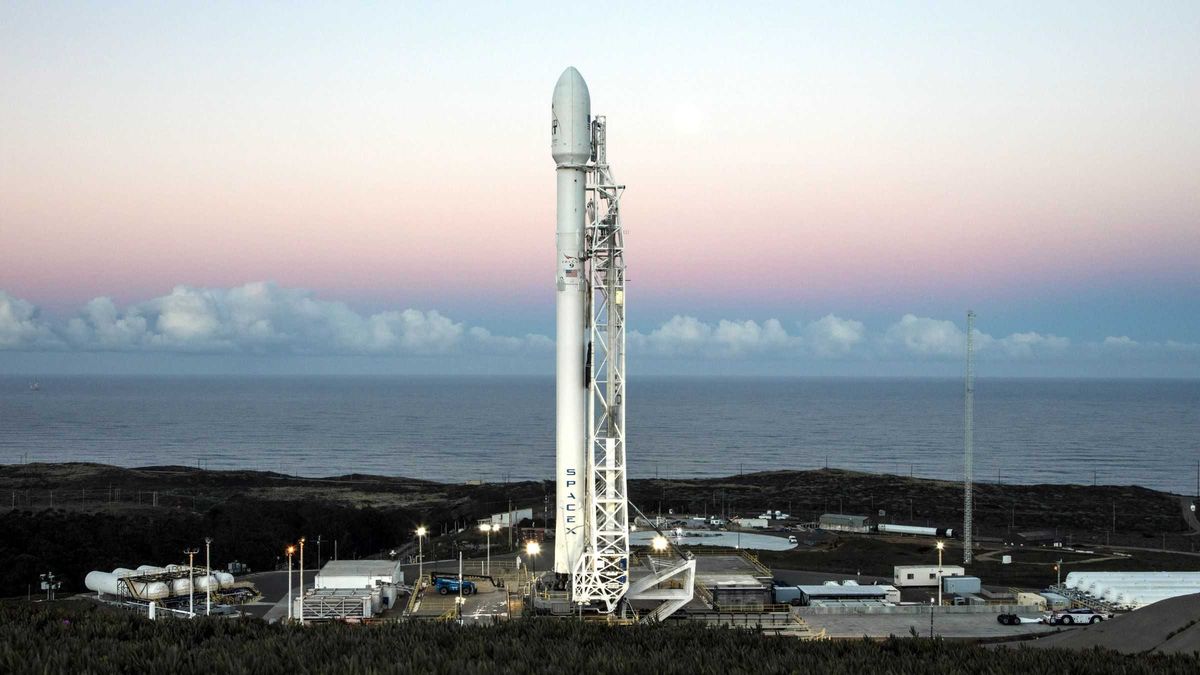Запуск Falcon 9 із супутниками для роздачі Інтернету перенесли: Маск назвав причину
