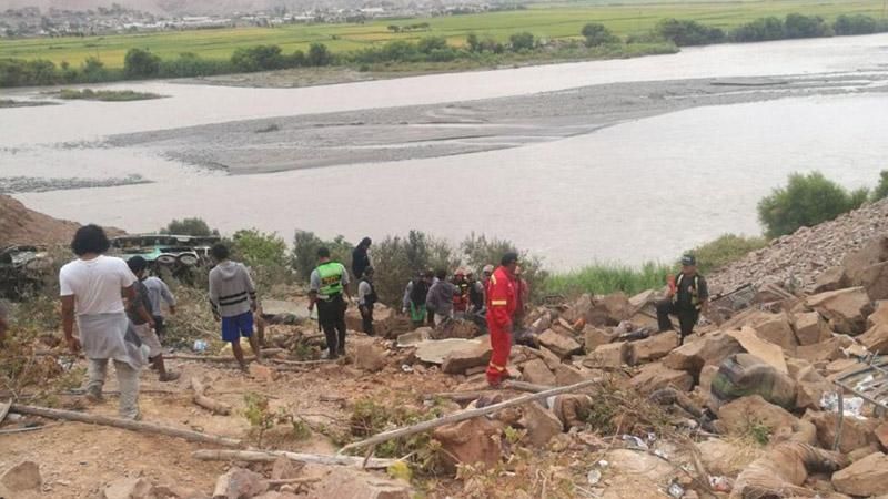 В Перу пассажирский автобус попал в жуткую аварию: фото, видео В Перу пассажирский автобус попал в жуткую аварию: фото, видео