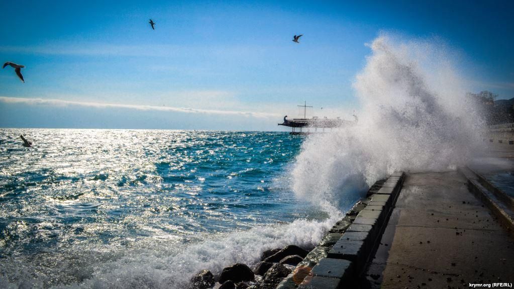 Як взимку перед штормом виглядає Ялта: вражаючі фото Як взимку перед штормом виглядає Ялта: вражаючі фото