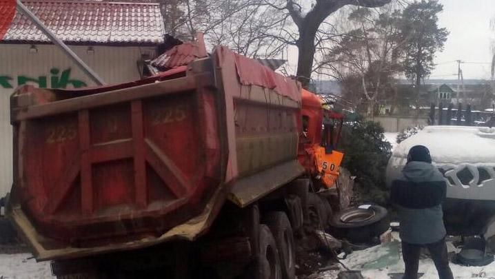 Під Києвом вантажівка рознесла ресторан: фото