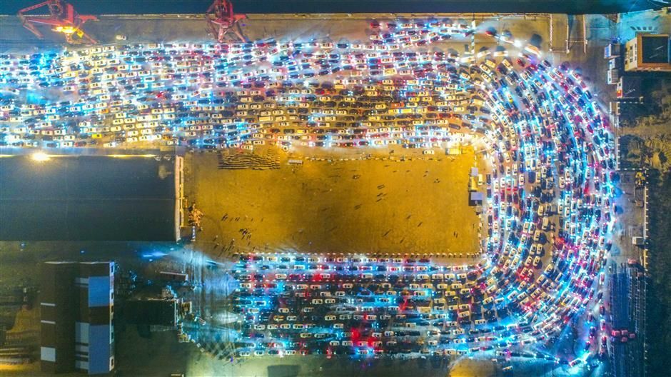 Понад 10 тисяч авто: у мережі з'явились приголомшливі фото затору у Китаї Понад 10 тисяч авто: у мережі з'явились приголомшливі фото затору у Китаї