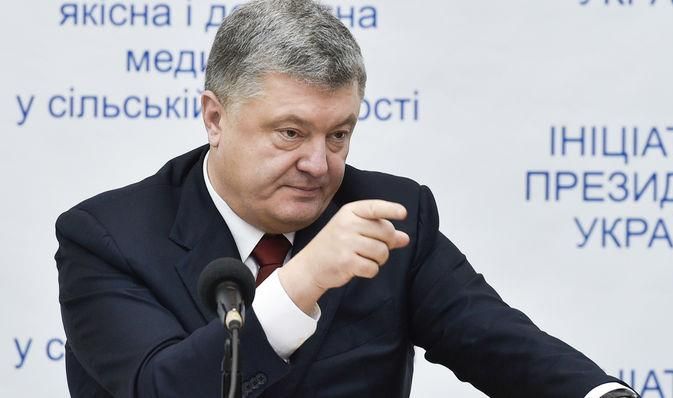 У Порошенка прокоментували примусове роздягання жінок у суді у справі Януковича