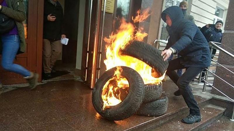 Активисты подожгли шины под судом, где рассматривали дело об убийстве Бузины: известны причины