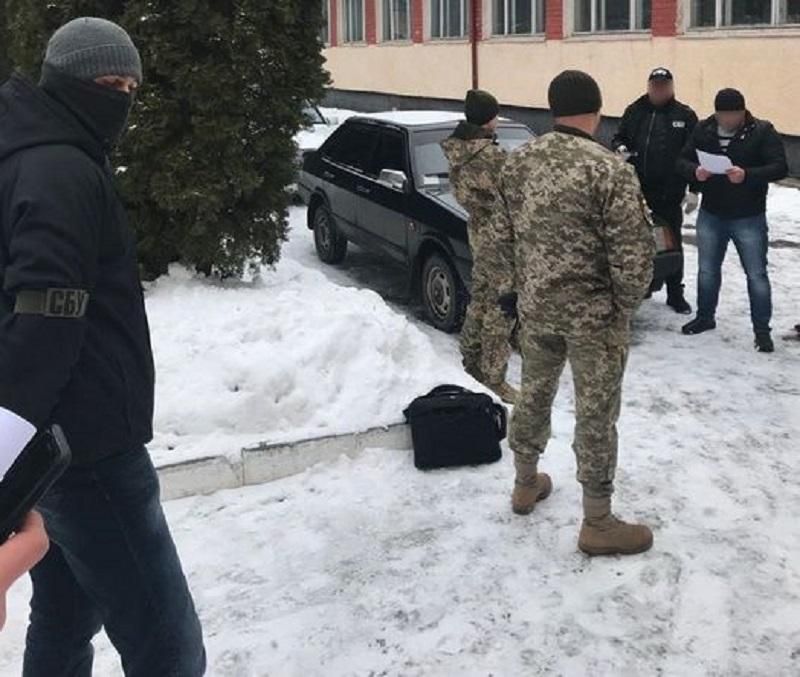 Впіймали військових-хабарників, які покривали нелегальний бізнес