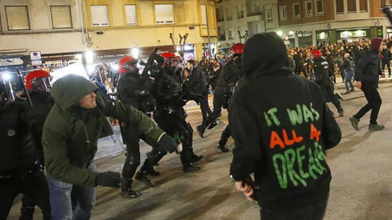 Російські фанати влаштували серйозні безлади в Іспанії: один поліцейський помер Російські фанати влаштували серйозні безлади в Іспанії: один поліцейський помер